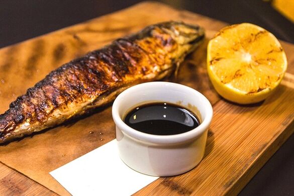 Le poisson grillé avec une sauce au gingembre satisfera la faim et augmentera la puissance masculine