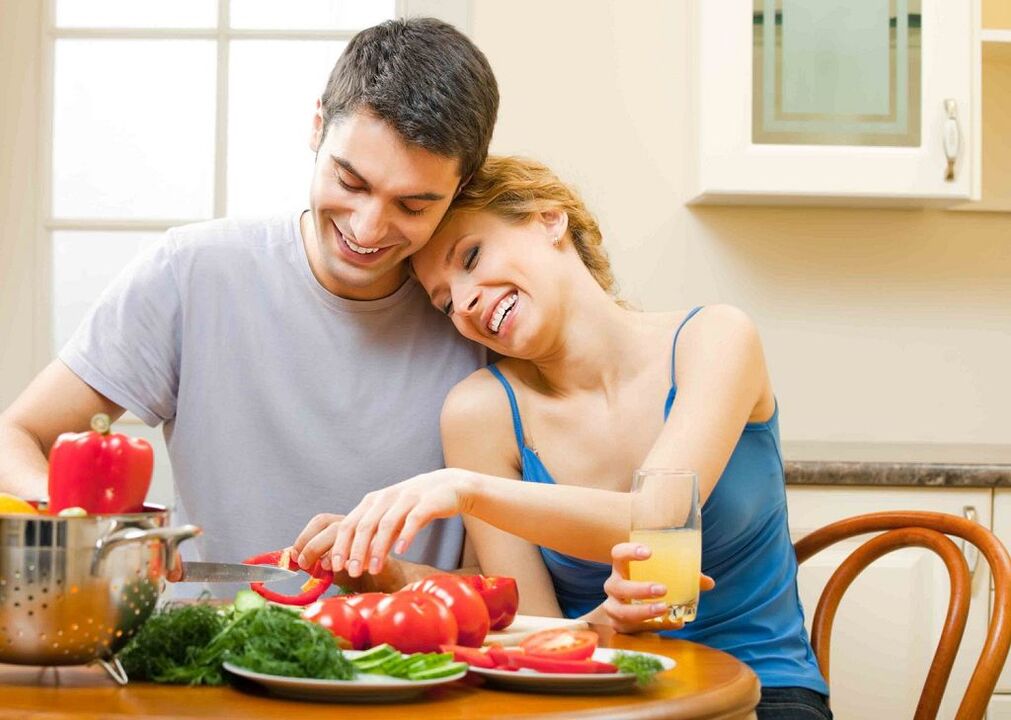 Les femmes et les hommes préparent des légumes pour une puissance accrue