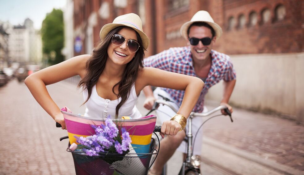 Femme et homme à vélos