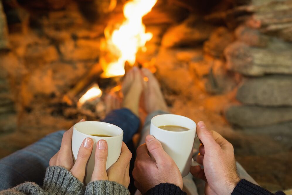 Le couple est devant le feu de joie